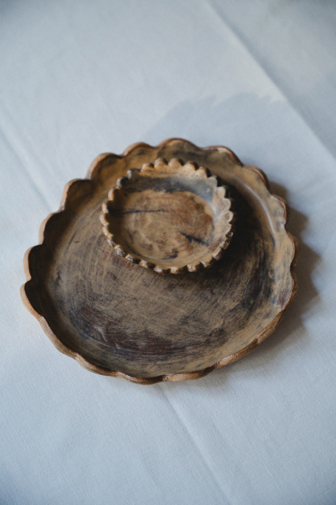 Pebble plate S in marble