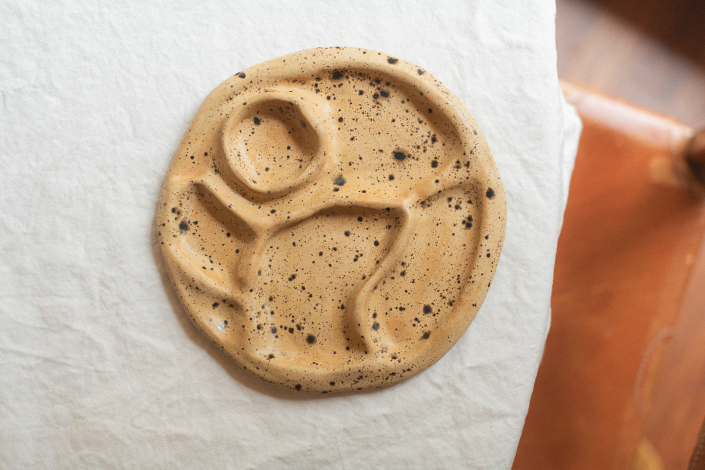 Snackplate in macadamia speckle