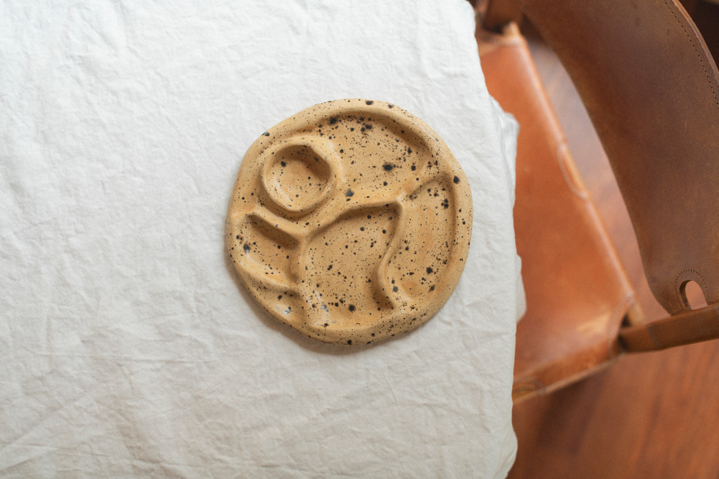 Snackplate in macadamia speckle