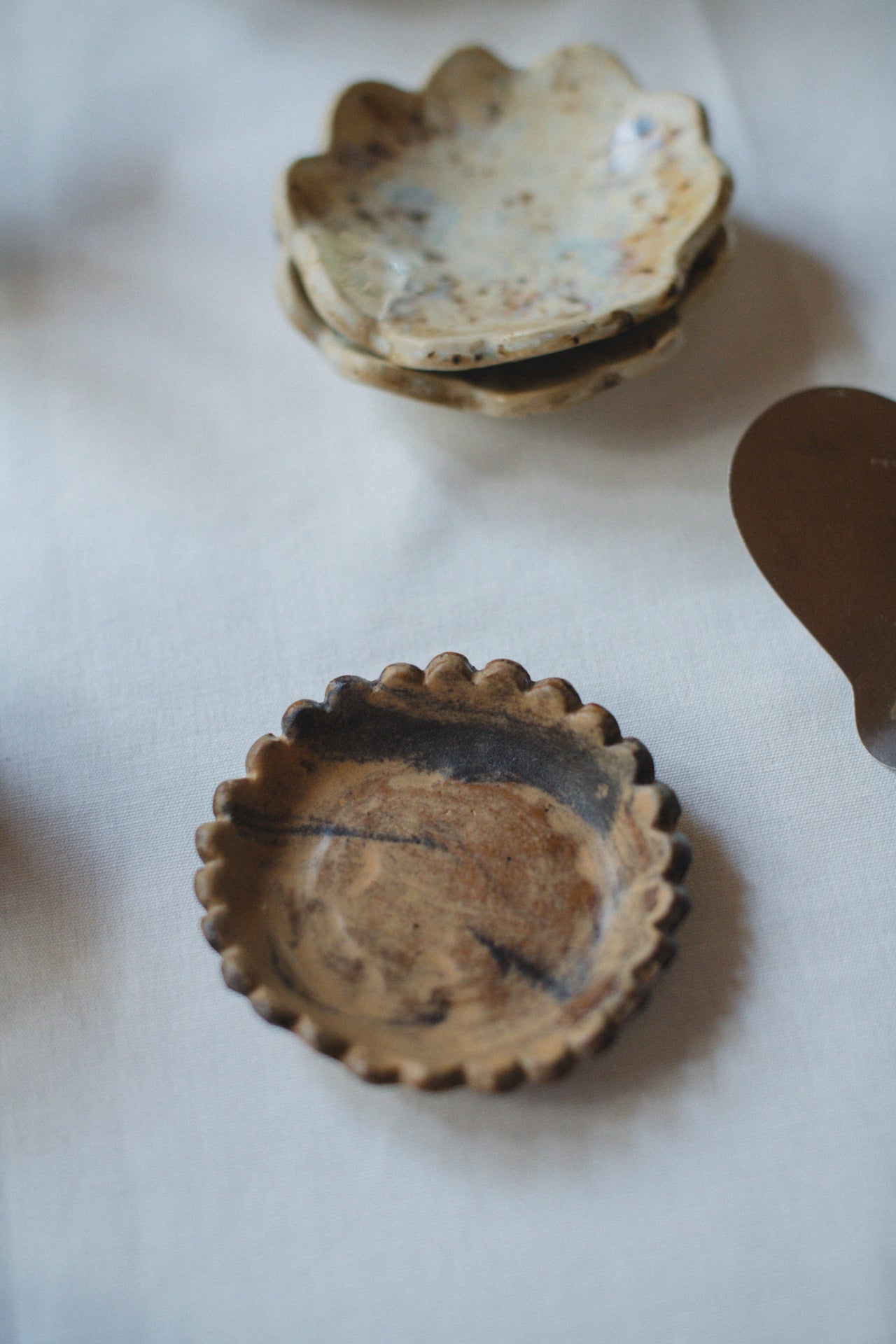 Pebble plate S in marble